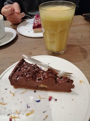 Chocolate raw cake und goldene Milch at Rohkosteria in Frankfurt