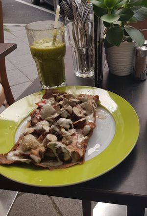 Raw Pizza and a Gorilla smoothie :-) at Rohkosteria in Frankfurt