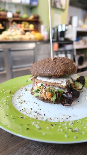 Rohveganer Burger 🌱 at Rohkosteria in Frankfurt