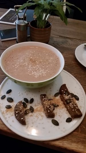 Leicht erwärmte Pilzsuppe mit leckerem Brot at Rohkosteria in Frankfurt