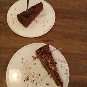 Yummy chocolate and peanut crunch cakes at Rohkosteria in Frankfurt
