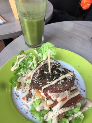 Raw burger with green smoothie  at Rohkosteria in Frankfurt