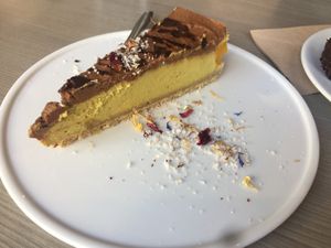 Raw orange cake 🤩 at Rohkosteria in Frankfurt