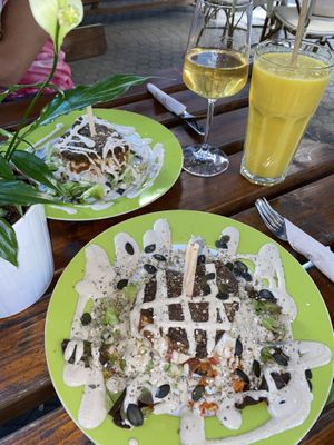 Guac burger und tropical smoothie  at Rohkosteria in Frankfurt