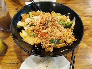 素食麻辣鍋。😋😋 at True Veggie 实斋 in Central Singapore