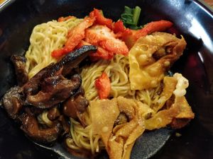 Dry wanton noodles at True Veggie 实斋 in Central Singapore