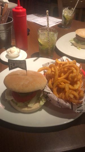 cooles lokal und mega feiner veganer moving mountain burger und curly fries und vegane mayo👍🏻☺️  at Oilers69 in Haiming