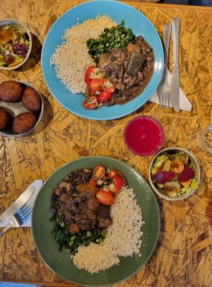 Feijoadas, suco e porção de falafel at Veg To Go in Sao Paulo