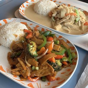 Tofu with vegetables with soybean sauce and oumph with vegetables, coconut milk and chili  at Spicy Hot - Ingelsta in Norrkoping