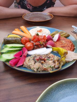 Vegan mezze proeverij at Syrisch Eethuis Moushmoush in Arnhem