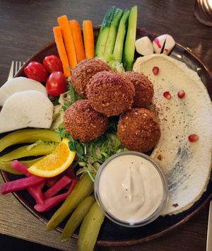 Kleurrijk eten. Falafel met tahinisaus, groenten, platbrood en  hummus. at Syrisch Eethuis Moushmoush in Arnhem