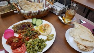 Vegan mezze proeverij at Syrisch Eethuis Moushmoush in Arnhem