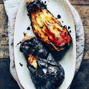Grilled eggplant, served with grilled tomato, vegan yoghurt with tahina, vinaigrette, parsely and spiced rice.  at Syrisch Eethuis Moushmoush in Arnhem