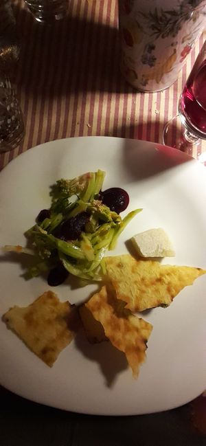 Insalatiera invernale con formaggi vegan at Bioristoro Cristo Re in Bienno