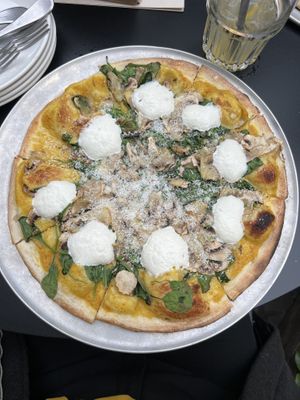 Vegan curry pizza   at Otomat in Bruges