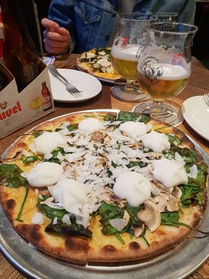Vegan pizza at Otomat in Bruges