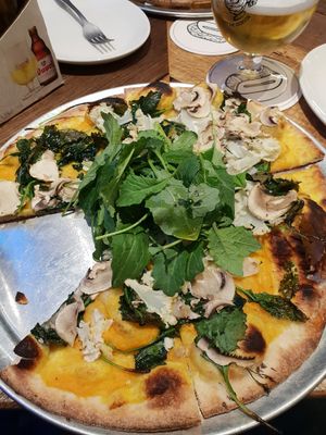 Vegan pizza at Otomat in Bruges