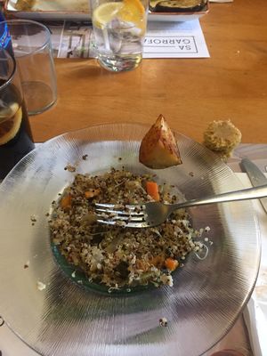 Pedí un risotto con tofu y me sirvieron hierba y serrín, un asco. El personal muy antipático y las verduras crudas. Nunca más. at Tothora in Begur