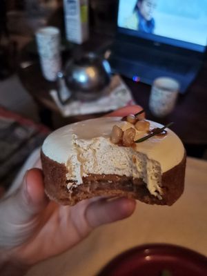 Le garrigue, mousse romarin praliné de pignons de pin 💜 at Oh Faon in Marseille