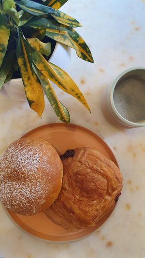 Pain au chocolat et liège au sucre at Oh Faon in Marseille
