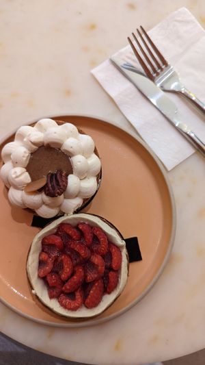 Framboisette (raspberries, lime and tarragon mousse) & Pecan Bueno (vanilla mousse, sticky caramel, pecan praline) 💛 at Oh Faon in Marseille