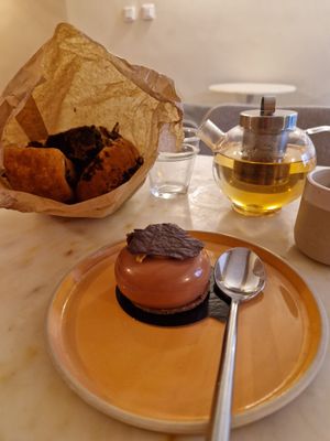M.I.L.K cake, green tea with Jasmin, and some viennoiseries at Oh Faon in Marseille