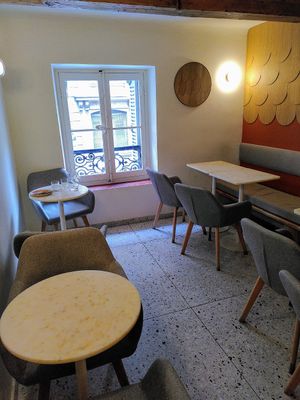 Eat in space on the 2nd floor at Oh Faon in Marseille
