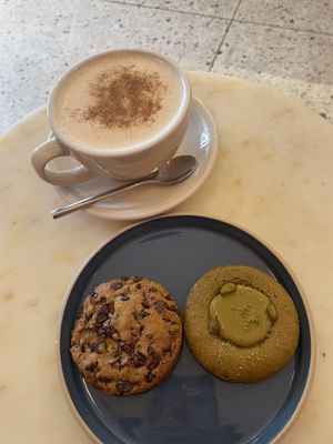 Chai latte / cookie chocolat / cookie pistache   at Oh Faon in Marseille
