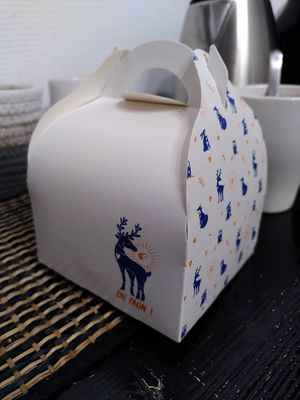 Cute takeout box at Oh Faon in Marseille