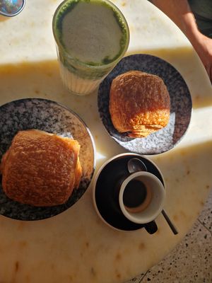 Pain ou chocolate, latte macha e caffè at Oh Faon in Marseille