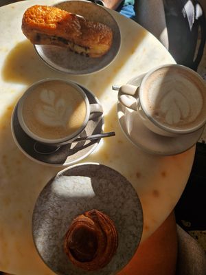 Croissants Crema e cioccolato, croissant caramello e vaniglia, chai latte e cappuccio at Oh Faon in Marseille