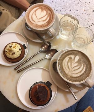Chocolat chaud, hojicha late, milk et elote  at Oh Faon in Marseille