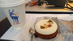 Une pâtisserie parmi celles achetées : touche romarin, et thé hojicha at Oh Faon in Marseille