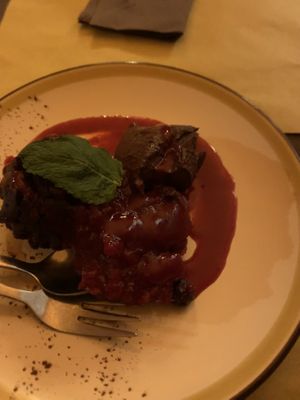 Tortino alla base di cioccolato fondamenterò con salsa di frutti rossi   at Kowalski in Genoa