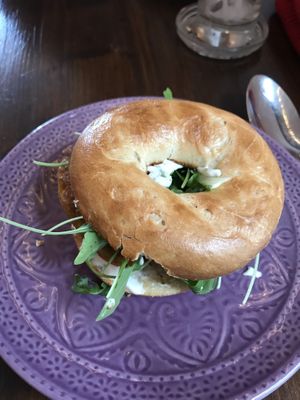Bagel mit Zucchini Pattie at Café Frida in Ulm