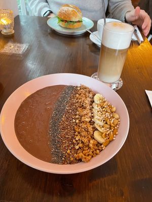 Smoothie bowl with chocolate, peanut and banana and a Spekulatius Latte at Café Frida in Ulm