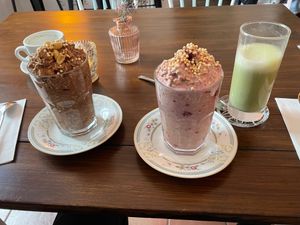 Chocolate Banana Oats and Raspberry Orea Oats at Café Frida in Ulm