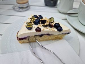 Blaubeerkuchen mit Zitronentopping at Café Frida in Ulm