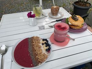 Açai Bowl, Pink Superfood Latte, Breakfast Bagel, Banana Oats at Café Frida in Ulm