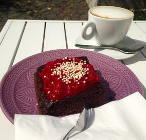 Vegan chocolate cake with raspberry puree at Café Frida in Ulm