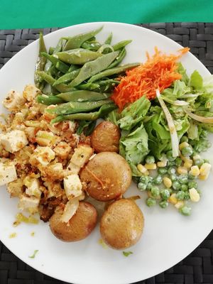 Tofu com broa e batata à murro at Villa Veggie in Braga