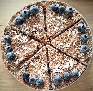 Vegan granola pie with blueberries and oats at Oloa in Enschede