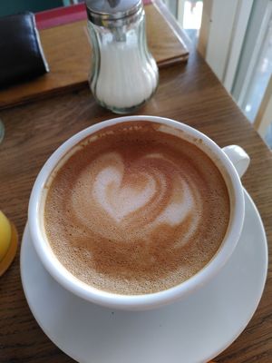 Der am nettesten servierte Kaffee, den ich seit langem bekommen habe: "von Herzen" von einer sehr netten Kellnerin at Wo ist Tom in Cologne
