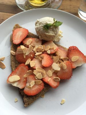 Vegan nutella and strawberry crêpes at Pipoca Vegan in South West London