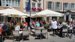 Outdoor seating at Eiscafe Dolomiti in Konstanz