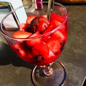 Zartbitter-Eis mit frischen Erdbeeren & hausgemachter Erdbeersoße!😍 bittersweet-chocolate-icecream with fresh strawberries & housemade strawberry-sauce!😍 at Eiscafe Dolomiti in Konstanz