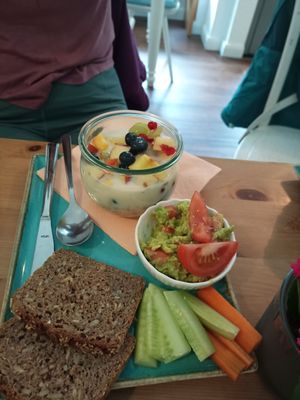 Veganes Frühstück mit Müsli und Guacamole at Stadtkind Konstanz in Konstanz