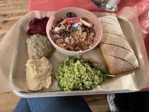 "Liebling"Frühstück mit Hummus, Baba Ganoush und Rote Rübe Aufstrich, Ciabatta, Reissalat (?) und Birchermüsli, sehr zu empfehlen  at Liebling in Vienna