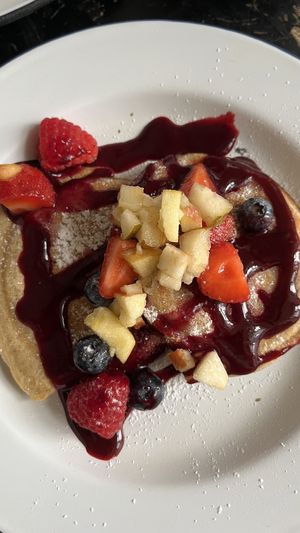 bananenpancakes mit beerenragout  at Liebling in Vienna