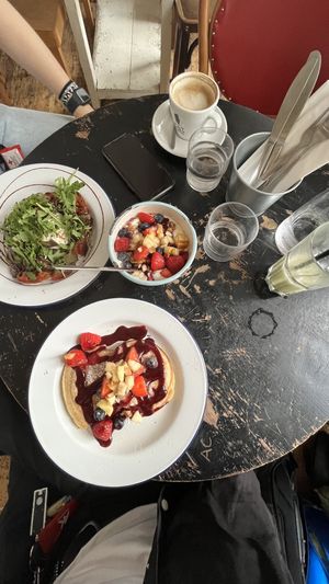 frühstück, kaffee mit hafermilch, iced matcha mit hafermilch (auf nachfrage kalt serviert worden)  at Liebling in Vienna